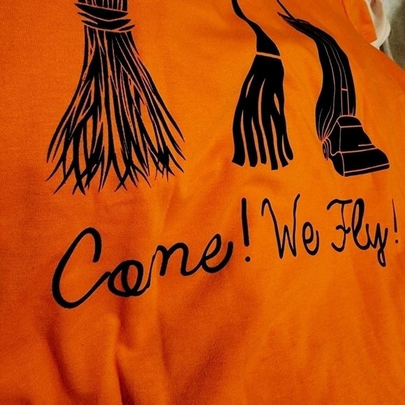 NEW Hocus Pocus "Come!  We Fly!" Halloween Witch T-Shirt Orange Black Graphic - Picture 3 of 3